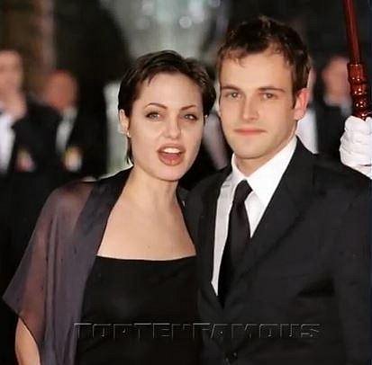 Dvacetiletá Angelina se svým prvním manželem Jonnem Lee Millerem.