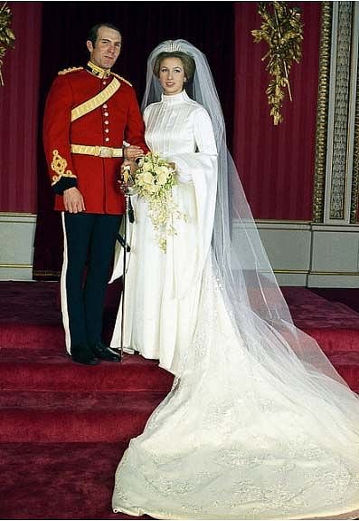 Šaty princezny Anny v roce 1973. Anna je jediná dcera královny Alžběty.