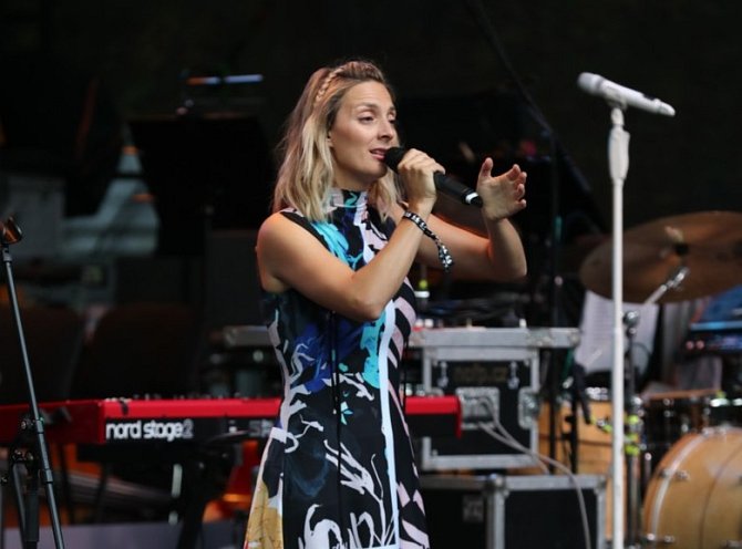 Na festivalu ve Varech měla zpěvačka Bára Poláková koncert. 