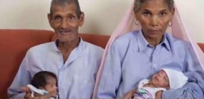 Omkari Panwar porodila v 70 letech zdravá dvojčata! Jak se rodině po letech daří?