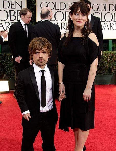 Peter Dinklage (Tyrion Lannister), manželka režisérka a scénáristka Erica Schmidt  - Nikdo si asi nedokáže představit Hry o trůny bez okouzlujícího Tyriona, kterému neunikne žádná žena.