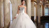 1. Diamantové svatební šaty 