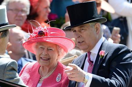 Královna Alžběta II. platí za právní služby prince Andrewa.