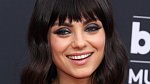 Mila Kunis během Billboard Music Awards předvedla nový účes. Po letech trochu zaexperimentovala a nechala si ustřihnout ofinu.