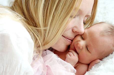 Pět zásad, které pomůžou vyřešit bolavé bříško plačícího miminka