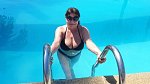 Dagmar Patrasová ukázala svůdný dekolt u bazénu