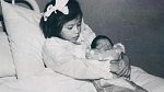 Lina Medina se svým synem krátce po porodu císařským řezem.