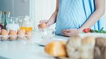 Těhotné ženy by měly při konzumaci vajec dbát zvýšené opatrnosti. Nedovařená nebo prošlá vejce by jim způsobila velké potíže.