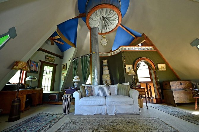 Dům ve Woodstocku s originálním interiérem od designéra Johna Kahna je na prodej za 1200000 dolarů.