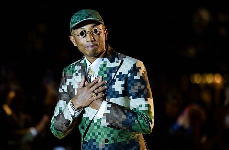 Pharrell Williams na své první přehlídce pro Louis Vuitton, kde nastoupil jako kreativní ředitel.