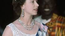Královna Alžběta II. má pod palcem velkou Británii a všechny země Commonwealthu.