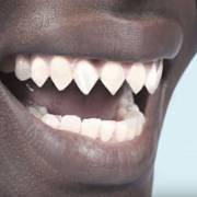 Tyto zuby mají připomínat chrup žraloků a bez této "ozdoby" by v tomto kmeni nebyli muži pravými muži. 