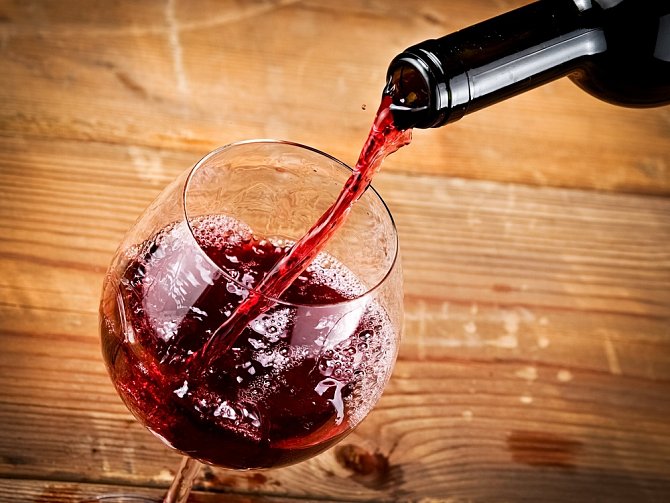 Červené víno je na správnou teplotu háklivé. Chlaďte, nepřechlaďte.