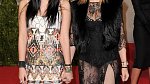 Oscar 2011: Madonně (v doprovodu dcery Lourdes) tentokrát pokus o sexy vzhled nevyšel.