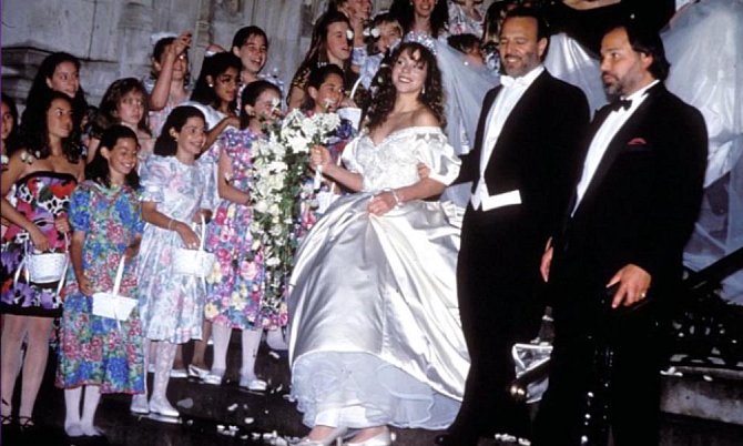 Mariah Carey si na svatbu s Tommy Mottolou v červnu 1993 vzala šaty připomínající nadýchaný dortík. Inspirovala se prý u svatebních šatů princezny Diany.