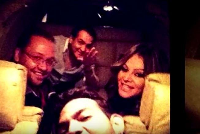 Mexická zpěvačka Jenni Rivera pořídila toto selfie se svou kapelou během letu na další vystoupení. Bohužel chvíli po pořízení fotografie, mělo letadlo nehodu, kterou nikdo nepřežil.