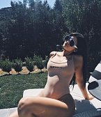 Kylie Jenner a její jednoduché jednodílné plavky. 