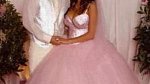 Katie Price měla na svatbě s Peterem Andrem růžové šaty. S těmi spodničkami a čelenkou to ale trochu přehnala.