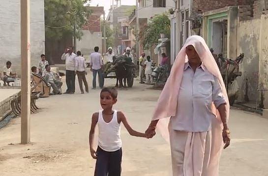 Omkari Panwar porodila v 70 letech zdravá dvojčata! Jak se rodině po letech daří?