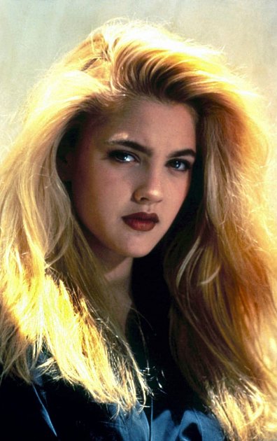 Drew Barrymore v 90. letech s tehdy typickým make-upem.