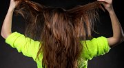 Využití rozmarýnového olej v péči o vlasy vede k silnějším a zdravějším vlasům.