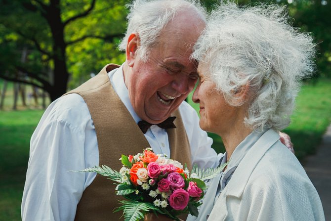 Jste spolu šťastní už 50 let? To si zaslouží zlatou medaili! Nebo aspoň pořádnou oslavu zlaté svatby.