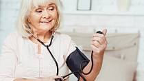 Senioři mají s krevním tlakem problémy téměř vždy.