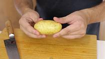 Takto připravené brambory vložte do hrnce s vodou.