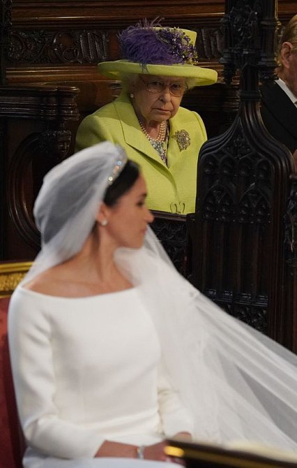 Nebyla snad královna s výběrem šatů spokojená?