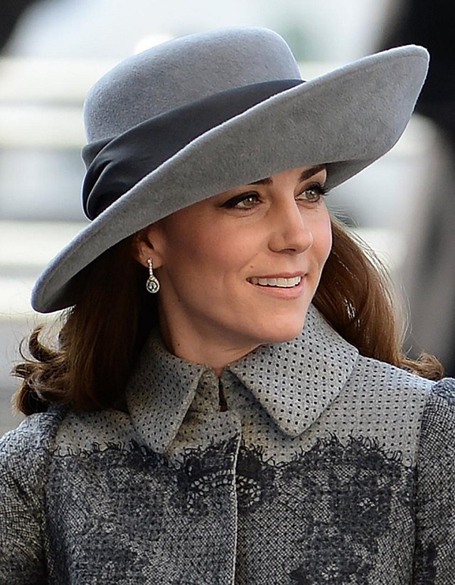 Oslava se konala v Londýně ve Westminster Abbey 14. 3. 2016 a vybraný klobouk hodně zakrýval Kateinu tvář.