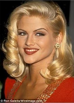 Anna Nicole Smith - zemřela v roce 2007. Její tělo bylo nalezeno v hotelovém pokoji. Příčinou smrti bylo předávkování drogami.