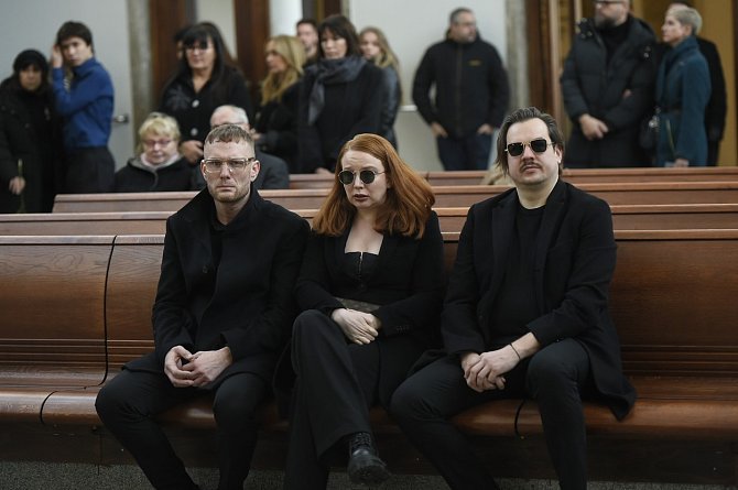 Martinovi na pohřbu dělala společnost herečka Alena Doláková s přítelem