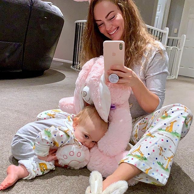 Emilia Skye dokazuje, že cvičit se dá i s dítětem.