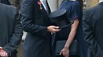 Manželé Beckhamovi - těhotná Victoria v extravagantní variaci na slavný klobouček Jackie Kennedy