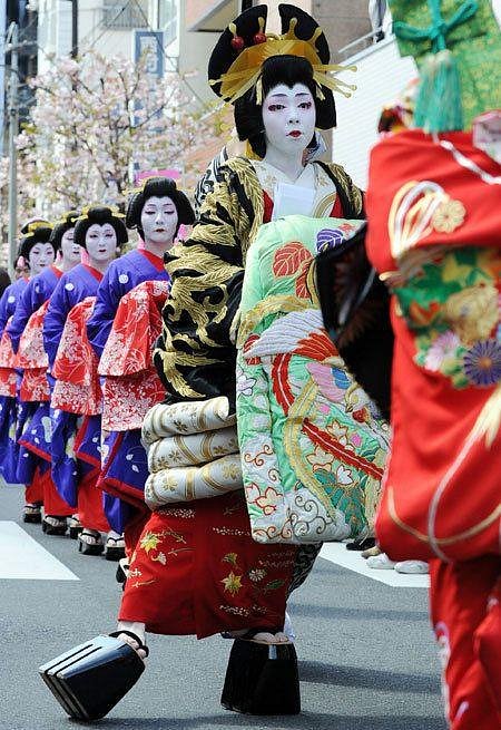 Tajemství japonských gejš: Spaly na špalku a původně byly muži