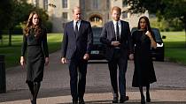 Princové Harry a William se i s manželkami ukázali před zámek Windsor. 