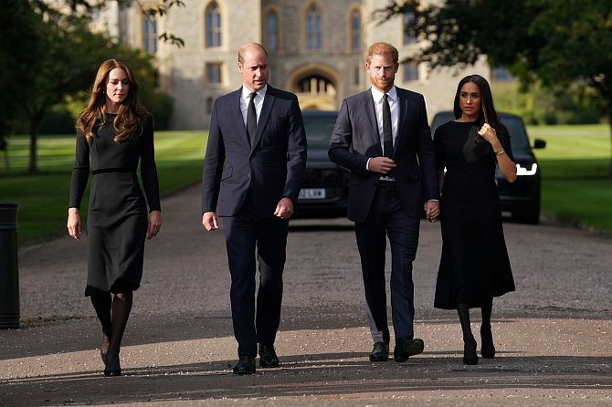 Princové Harry a William se i s manželkami ukázali před zámek Windsor. 