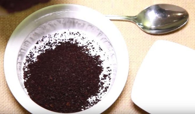 K výrobě peelingu budete potřebovat hrnek mleté kávy. 