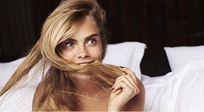 Modelka Cara Delevingne se prý nechce nechat ničím omezovat, a tak se střídavě zamilovává do mužů i žen.