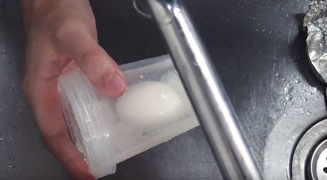 Po rozbalení můžete vejce vložit zpět do nádoby a pořadně s ním zatřást, skořápka sama odpadne.