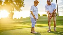 Na golf chodívají muži slušní a movití. Co když je z nich někdo právě single?