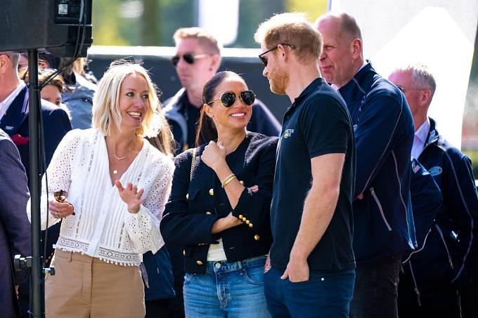 Princ Harry a Meghan Markle si návštěvu Invictus Games užívají. 