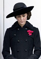 Při příležitosti Remembrance Sunday konané v Cenotaph v Londýně se Kate objevila ve svém nejhorším modelu roku 2016.