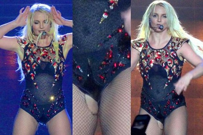Britney Spears praskly punčochy na jevišti při koncertu