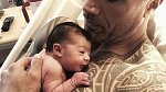 Dwayne Jonnson s novorozenou dcerou Tianou