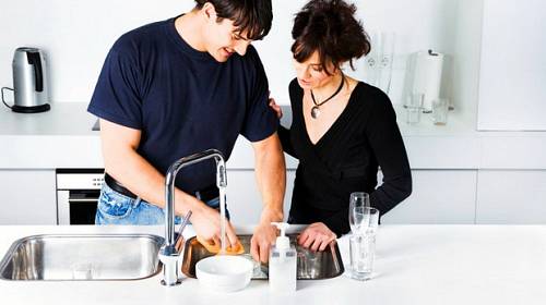 Chcete, aby váš manžel byl šťastnější? Nechte ho umývat nádobí!