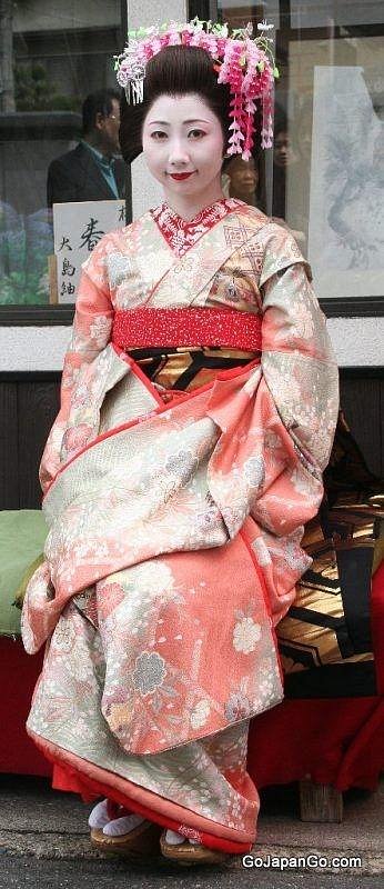 Gejša v tradičním kimonu. To mělo několik vrstev.