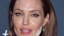 Angelina Jolie - transparentní pudr je potřeba do pleti dobře zapracovat