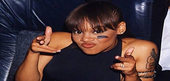 Lisa Lopes - členka legendární dívčí kapely TLC v okamžiku smrti řídila své SUV. Řízení silného vozu ale ve vysoké rychlosti nezvládla. Auto mělo nehodu, pří které se několikrát celé převrátilo.