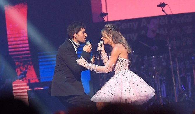 Jejich duet byl nominován na videoklip roku. 